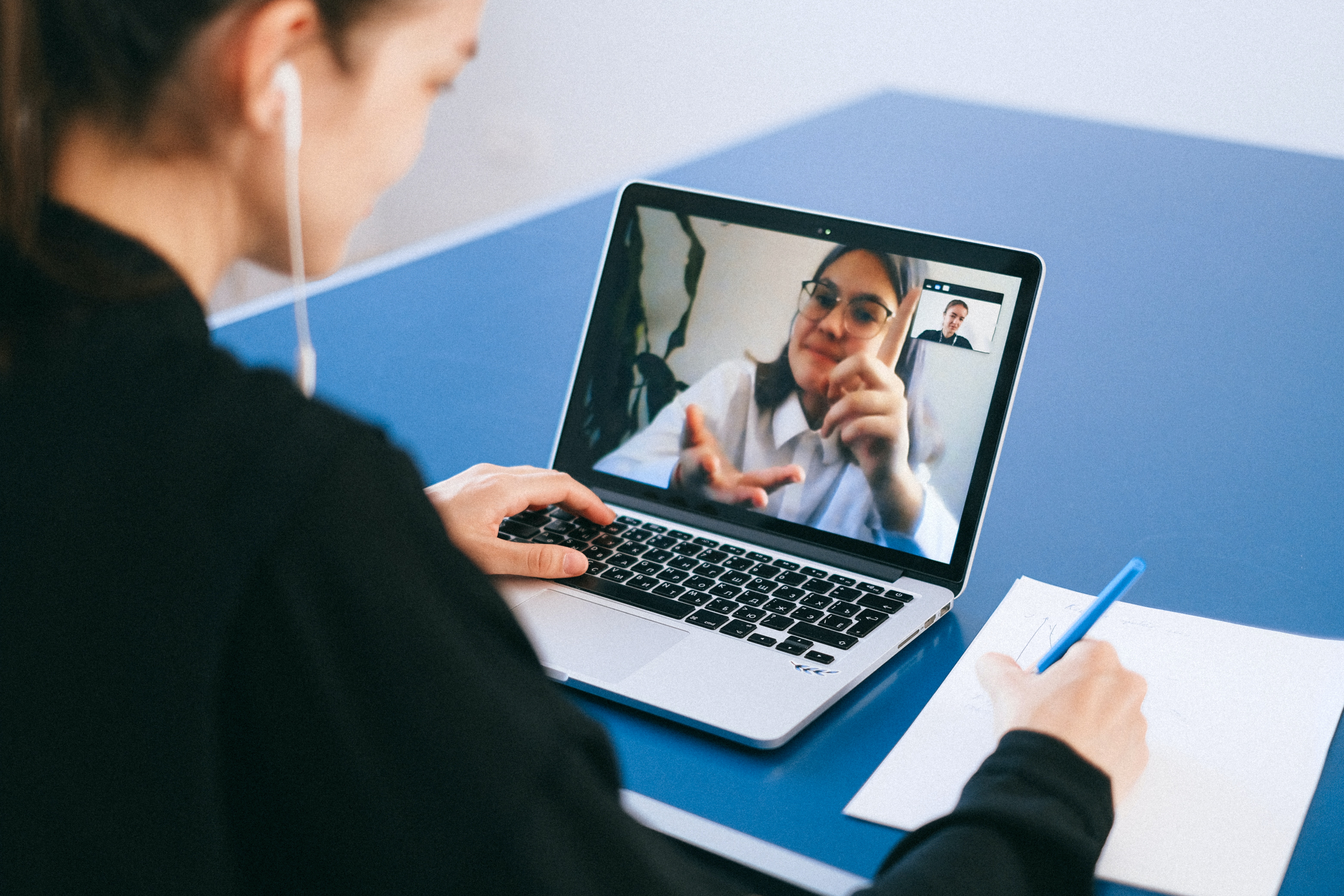 two women meeting through an online meeting